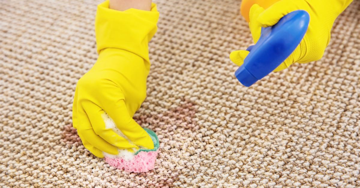 Овлажняване на старо петно преди третиране.