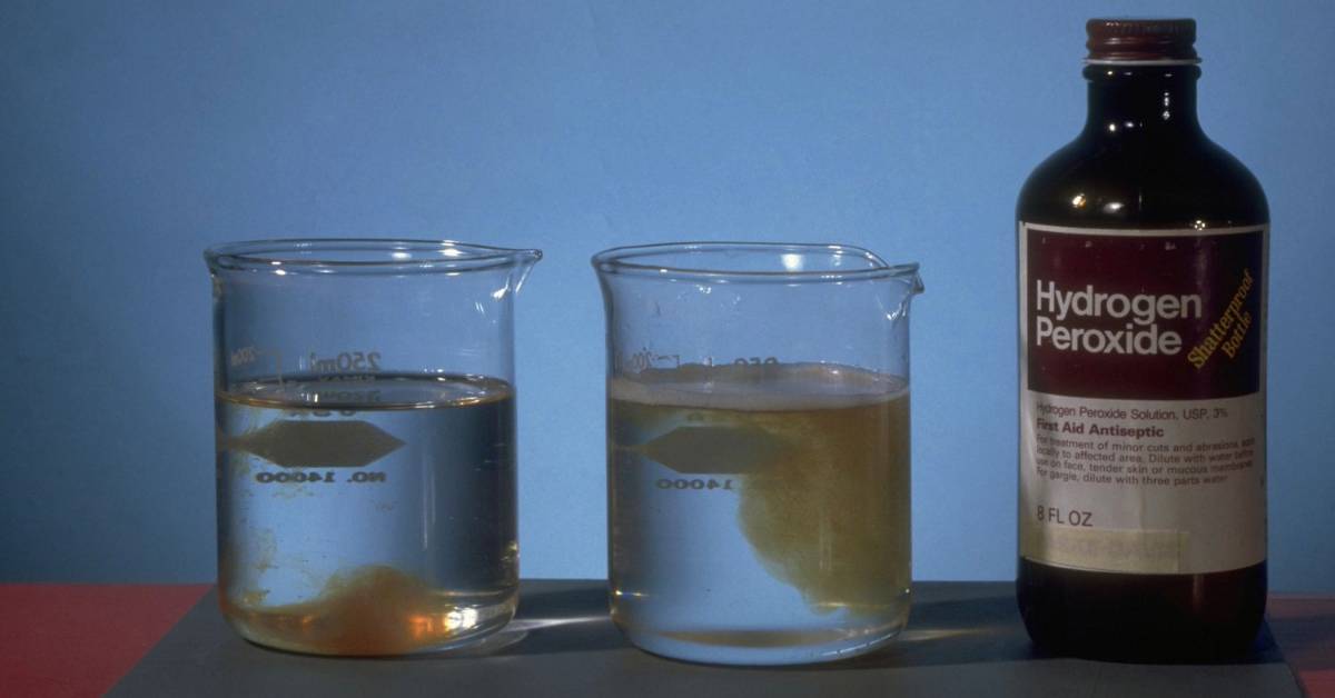 Използване на кислородна вода за разграждане на засъхнала кръв.