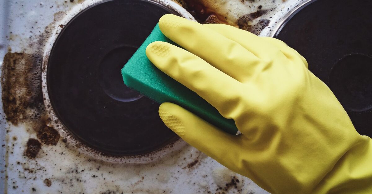 мазен кухненски котлон преди почистване със сода бикарбонат, препарат за съдове и микрофибърна кърпа