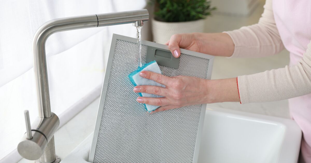 мазен филтър от абсорбатор, накиснат в гореща вода с препарат за съдове за обезмасляване