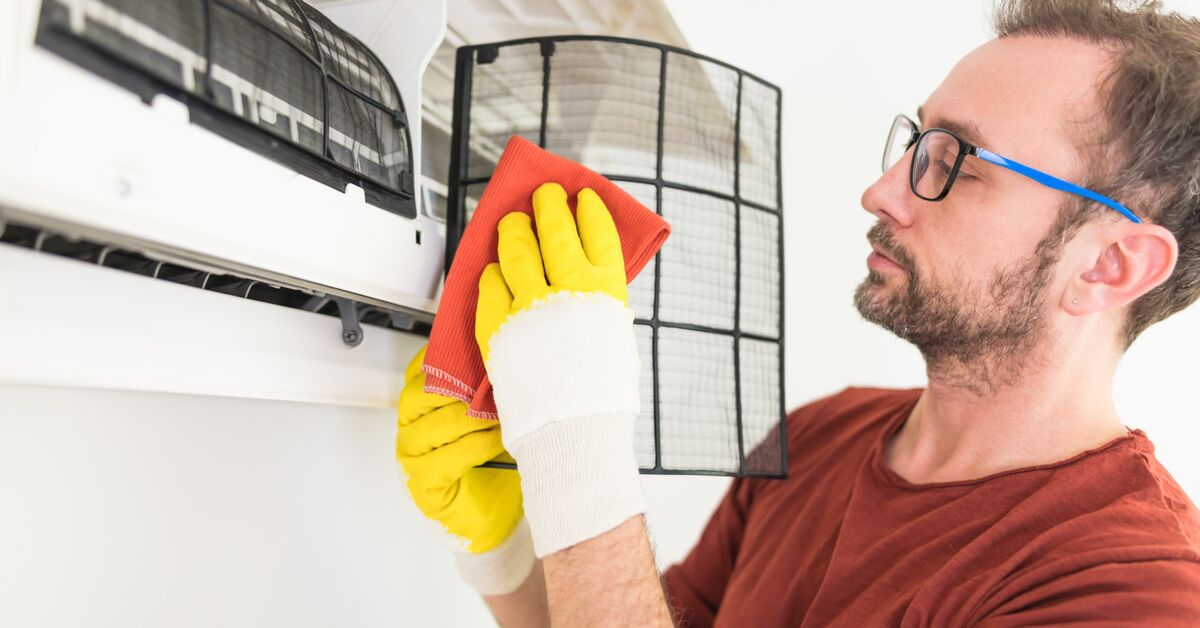 Почистване на вентилационна решетка от прах и алергени в дневната