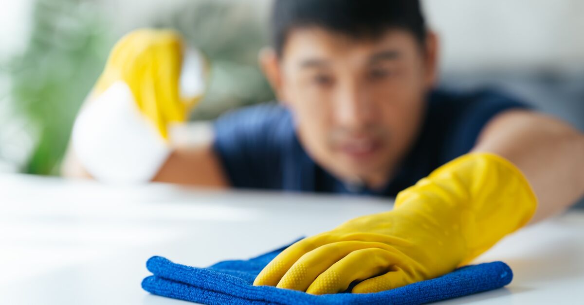 Влажно бърсане с микрофибърна кърпа за намаляване на алергени при пролетно почистване