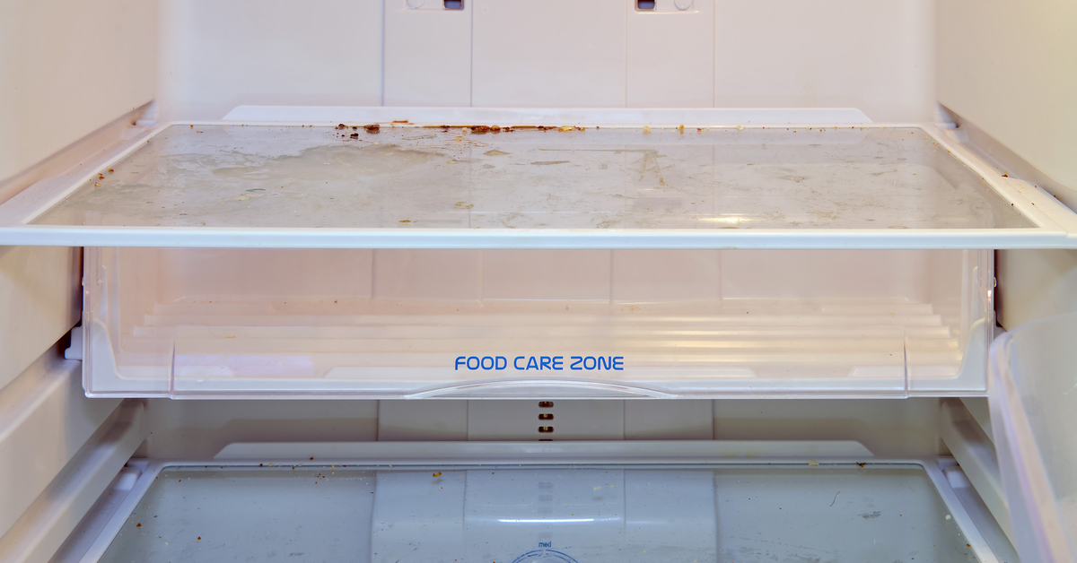 Мухъл и миризма в хладилника: Как да го почистите безопасно и трайно?