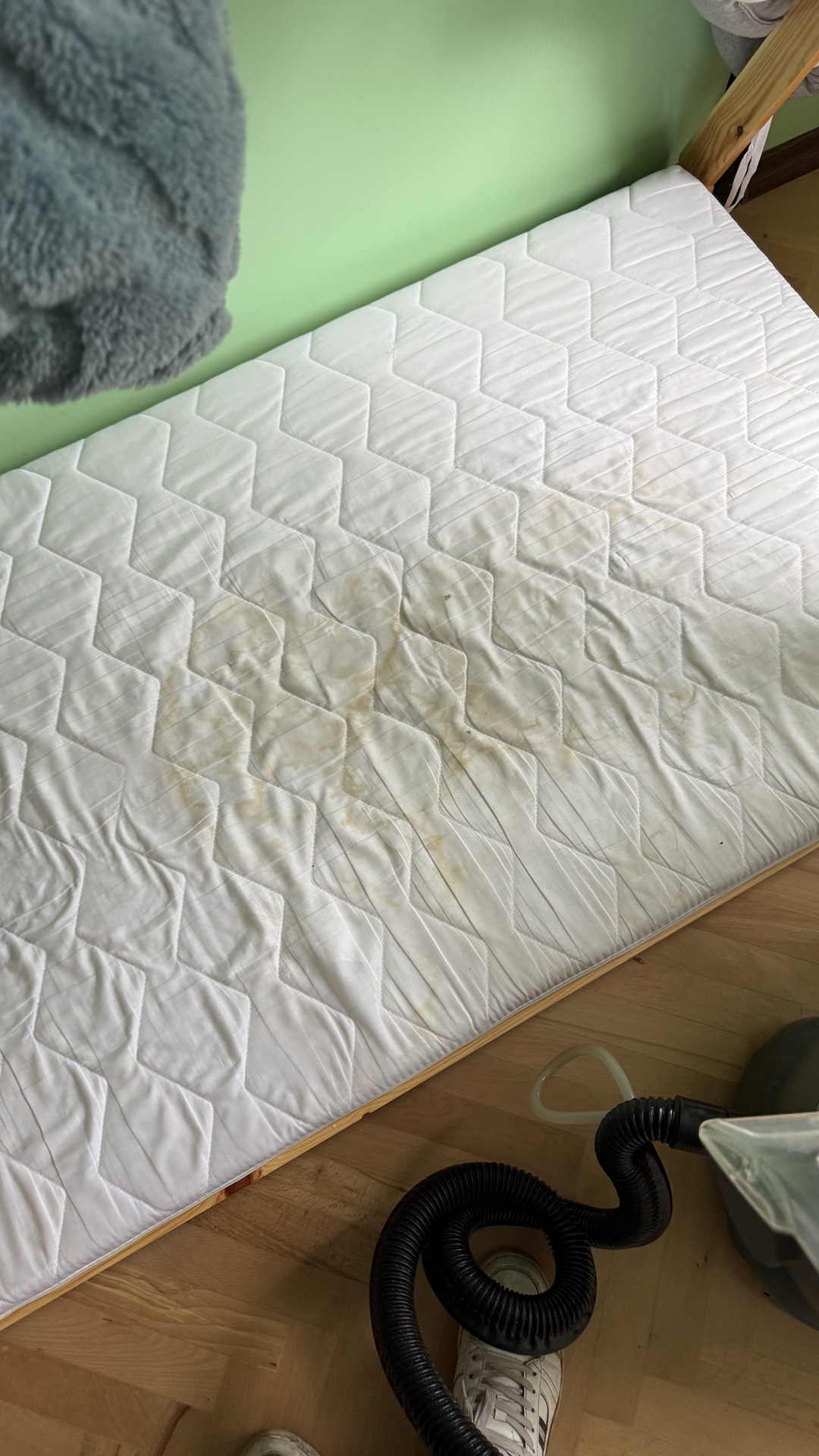 Before photo for Пране на мека мебел