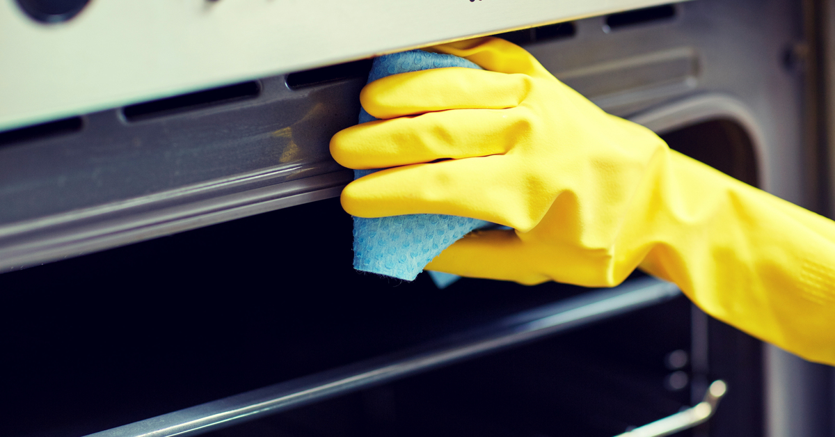 Силно замърсена фурна? Практични решения за премахване на загоряло у дома