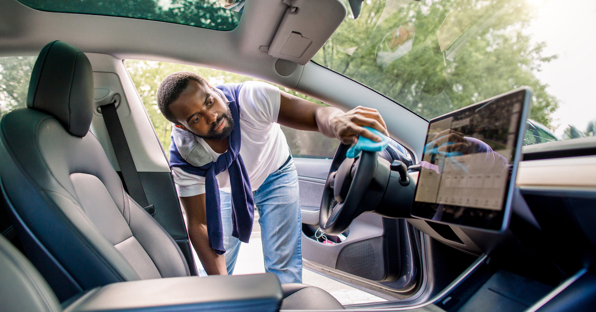 Почистване на автомобилен интериор у дома: седалки, табло и багажник